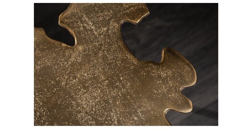 Zoom sur la texture du plateau de la table basse avec plateau en forme de feuille dorée METRIX
