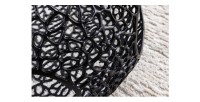 Zoom sur les motifs ajourés de la table basse ronde avec niche centrale noire METRIX