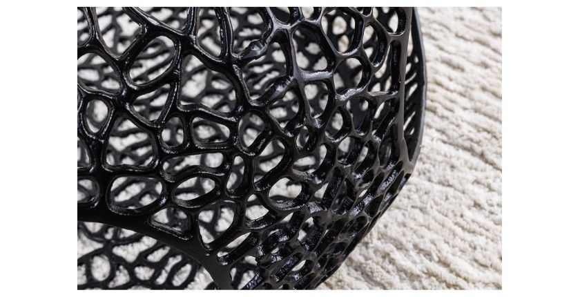 Zoom sur les motifs ajourés de la table basse ronde avec niche centrale noire METRIX