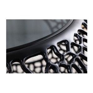 Zoom sur la jonction entre le plateau en verre trempé et le corps de la table basse ronde avec niche centrale noire METRIX