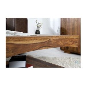 Zoom sur la tranche du plateau de la table basse rectangulaire en bois de Sheesham NOMA