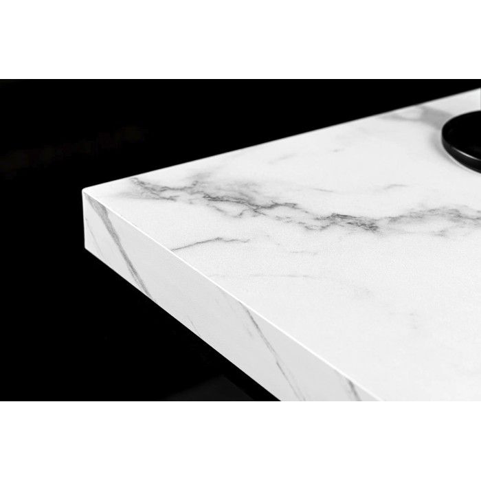 Zoom sur la tranche du plateau de la table basse blanche carré ABITTA
