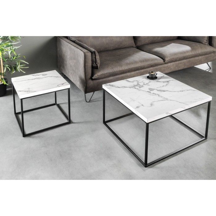 Table basse blanche carré ABITTA vu avec un autre élément de la collection