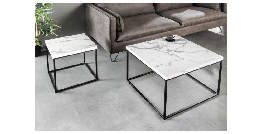 Table basse blanche carré ABITTA vu avec un autre élément de la collection