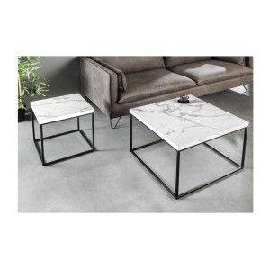 Table basse blanche carré ABITTA vu avec un autre élément de la collection