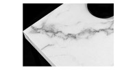 Zoom sur le coin du plateau de la table basse blanche carré ABITTA