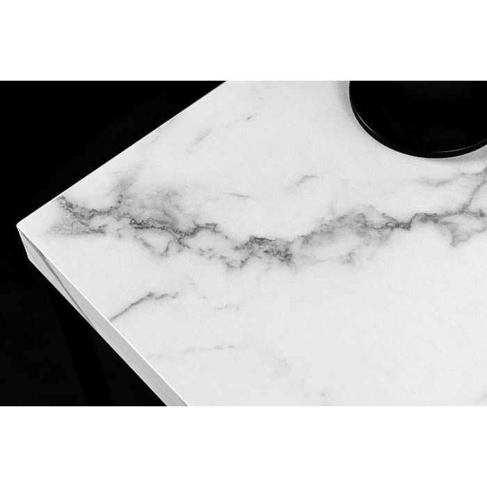 Zoom sur le coin du plateau de la table basse blanche carré ABITTA