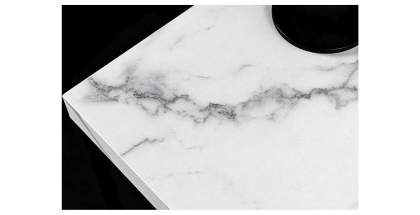 Zoom sur le coin du plateau de la table basse blanche carré ABITTA
