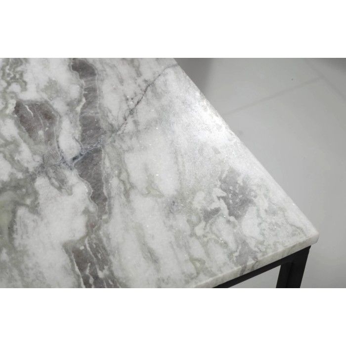 Zoom sur le plateau de la table basse carré gris clair ABITTA