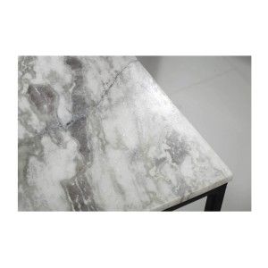 Zoom sur le plateau de la table basse carré gris clair ABITTA