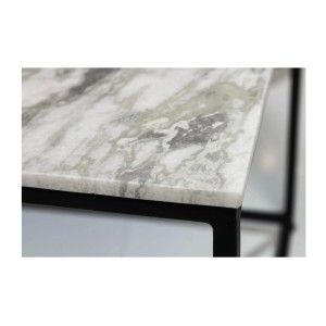 Zoom sur le coin de la table basse carré gris clair ABITTA