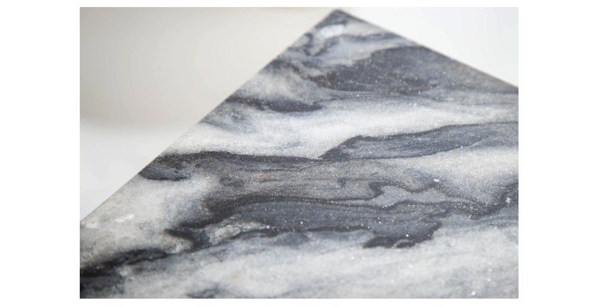 Zoom sur le coin de la table basse carré grise ABITTA