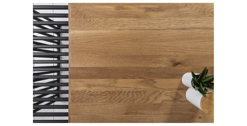 Zoom sur la jonction entre le plateau en bois et les détails métallique de la table ABITTA