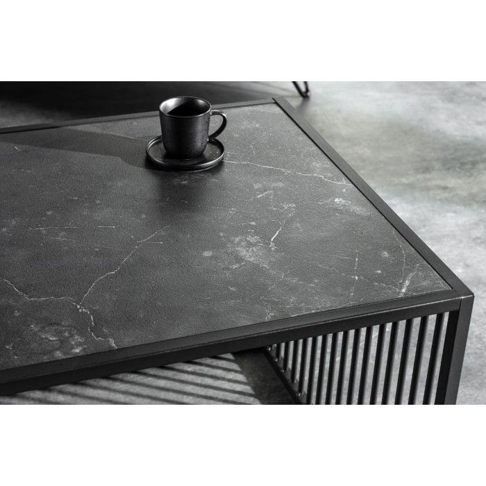 Zoom sur la partie du plateau noir de la table ABITTA