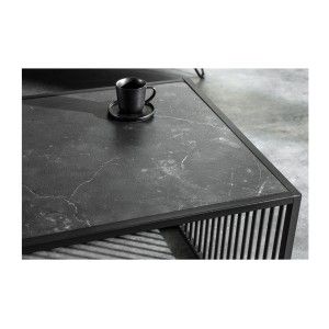 Zoom sur la partie du plateau noir de la table ABITTA