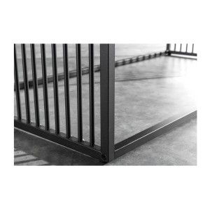 Zoom sur les pieds de la table basse rectangulaire noir avec plateau partiellement en verre trempé ABITTA