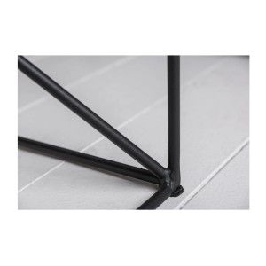 Zoom sur les pieds de la table basse rectangulaire avec étagère ABITTA