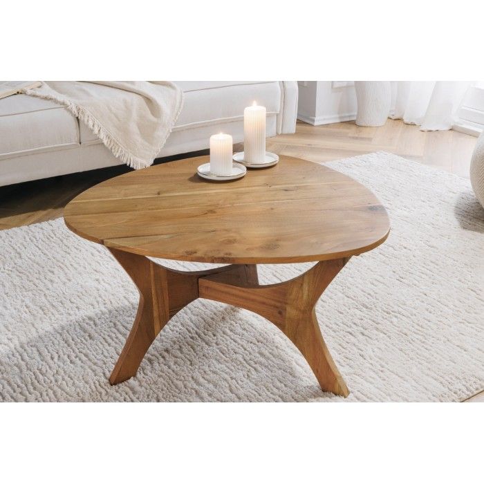 Table basse ronde ABITTA en bois d'acacia vue légèrement de haut