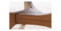 Zoom sur le détail des pieds de la table basse ronde ABITTA en bois d'acacia