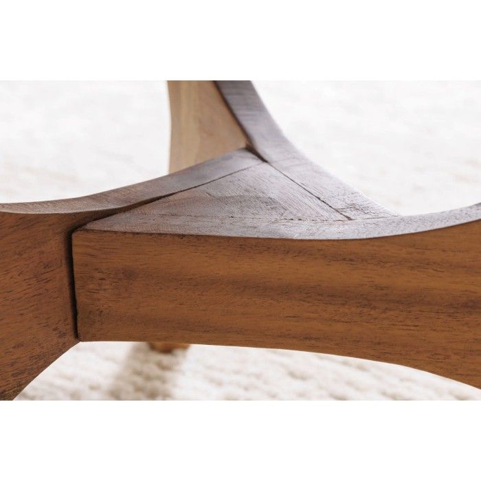 Zoom sur le détail des pieds de la table basse ronde ABITTA en bois d'acacia