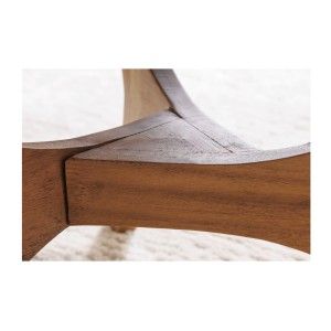 Zoom sur le détail des pieds de la table basse ronde ABITTA en bois d'acacia