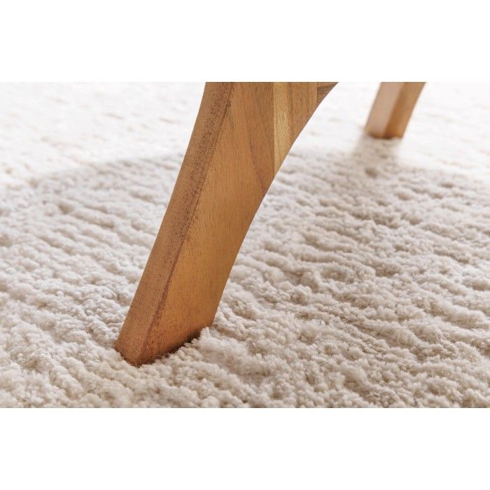 Zoom sur les pieds de la table basse ronde ABITTA en bois d'acacia