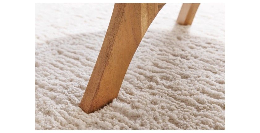 Zoom sur les pieds de la table basse ronde ABITTA en bois d'acacia