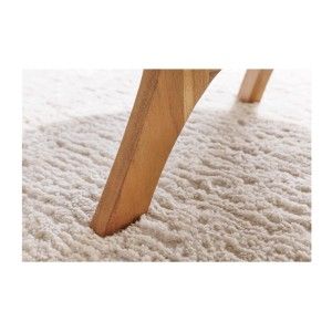 Zoom sur les pieds de la table basse ronde ABITTA en bois d'acacia