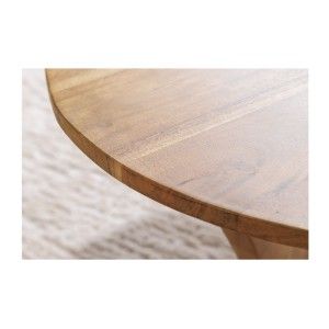 Zoom sur la tranche de la table basse ronde ABITTA en bois d'acacia