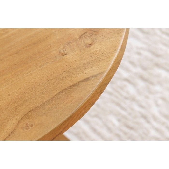 Zoom sur un bord du plateau de la table basse ronde ABITTA en bois d'acacia