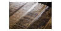 Zoom sur la texture du plateau de la table LODEN ronde 120cm en bois de manguier clair