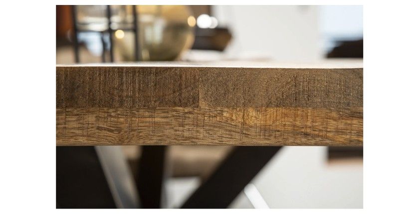 Zoom sur la tranche de la table SOLARA 200cm en bois massif