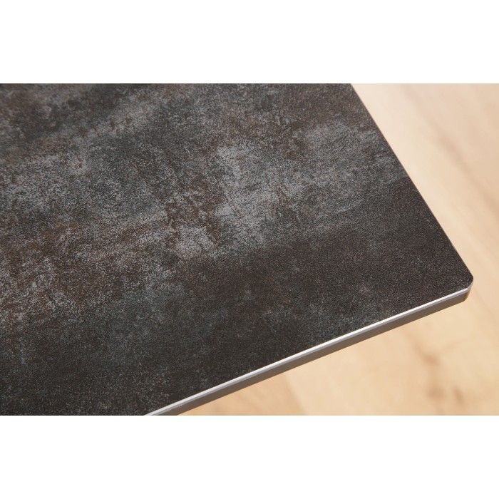 Zoom sur la texture du plateau de la table ATARA rectangulaire 180cm extensible jusqu'à 260cm gris foncé