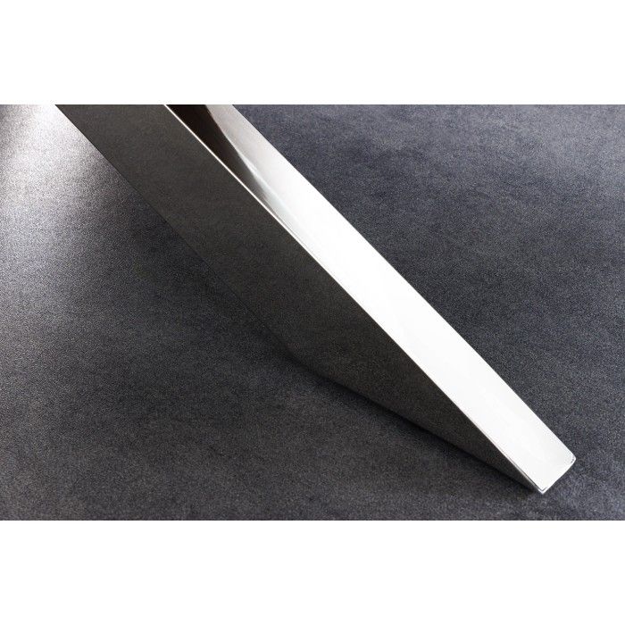 Zoom sur l'un des pieds de la table RAFTA 220cm avec plateau en teck et sur-plateau en verre
