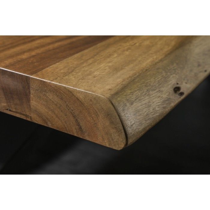 Zoom sur le coin de la table de salle à manger ORBO 240cm avec pieds en X