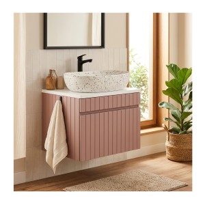 Ensemble ICON rose : meuble sous vasque 60cm, plan pour vasque blanc et vasque à poser mouchetée mis en situation