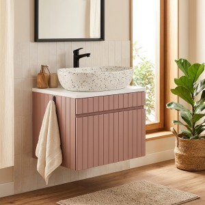 Ensemble ICON rose : meuble sous vasque 60cm rose poudré et plan pour vasque blanc mis en situation