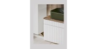 Zoom sur le meuble sous vasque blanc, le plan pour vasque aspect bois foncé et la vasque verte à poser ICON