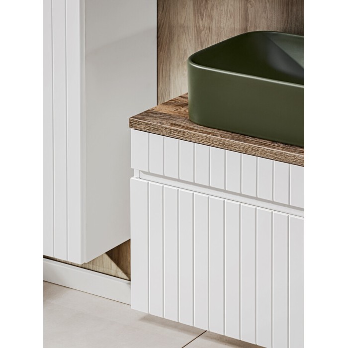 Zoom sur le meuble sous vasque blanc, le plan pour vasque aspect bois foncé et la vasque verte à poser ICON