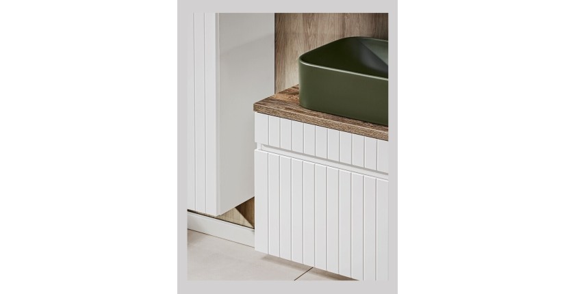 Zoom sur le meuble sous vasque blanc, le plan pour vasque aspect bois foncé et la vasque verte à poser ICON