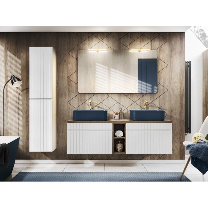Ensemble ICON blanc : meubles sous vasque, vasques bleues, miroir, lampes LED et colonne mis en situation