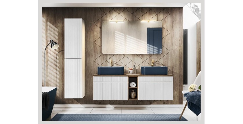 Ensemble ICON blanc : meubles sous vasque, vasques bleues, miroir, lampes LED et colonne mis en situation