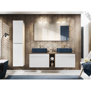 Ensemble ICON blanc : meubles sous vasque, vasques bleues, miroir, lampes LED et colonne mis en situation