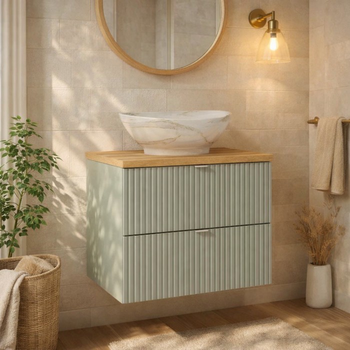 Ensemble ELVINA 60cm : meuble sous vasque à tiroirs vert sauge gris et plan pour vasque aspect bois mis en situation