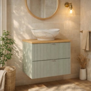 Ensemble ELVINA 60cm : meuble sous vasque à tiroirs vert sauge gris et plan pour vasque aspect bois mis en situation