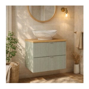 Ensemble ELVINA 60cm : meuble sous vasque à tiroirs vert sauge gris et plan pour vasque aspect bois mis en situation