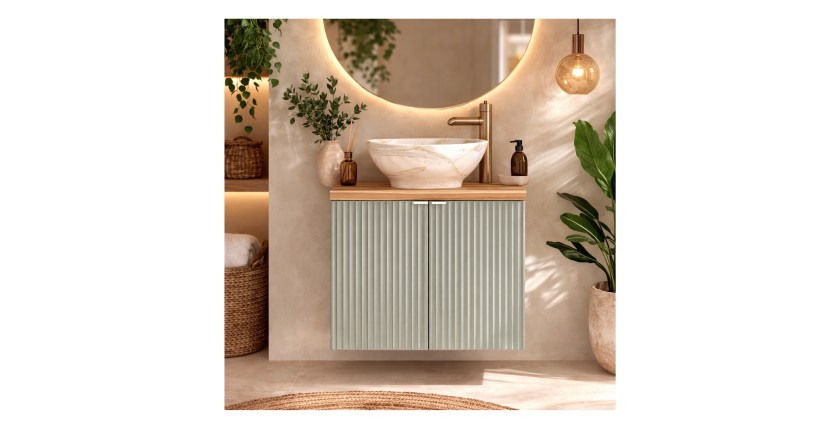 Ensemble ELVINA 60cm : meuble sous vasque à placards vert sauge gris et plan pour vasque aspect bois mis en situation