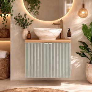 Ensemble ELVINA 60cm : meuble sous vasque à placards vert sauge gris et plan pour vasque aspect bois mis en situation