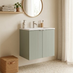 Ensemble ELVINA 60cm : meuble sous vasque à placards vert sauge gris et vasque encastrée blanche mis en situation