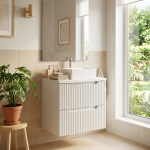 Ensemble VANO 50cm blanc alpin : meuble sous vasque à tiroirs et plan pour vasque mis en situation